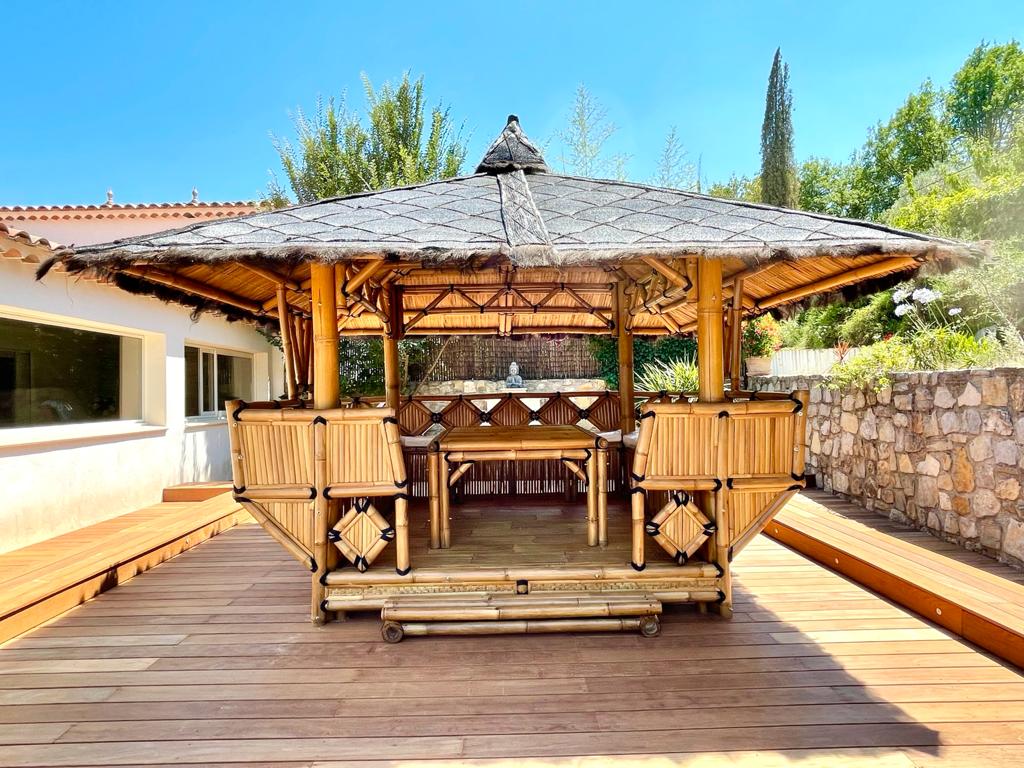 Gazébo en bambou Elegance sur terrasse en bois