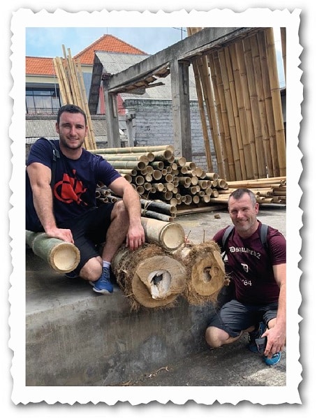 Théo et Jean François Couderc avec des bambous en Indonésie